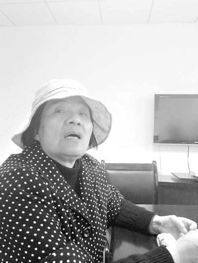 周奶奶在向记者讲述当日事情经过 记者夏奕 摄