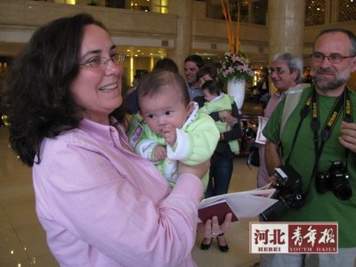 5月23日,来自西班牙的一对夫妇在南昌一宾馆大堂和刚领养的女婴在一起