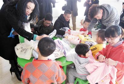 青岛两名弃婴远赴美欧安家