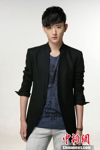 于小彤拍《继承人》曝光获赞“国产大长腿”（图）