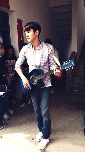 崔始源片场变身“邻家大哥哥” 自弹自唱秀才艺