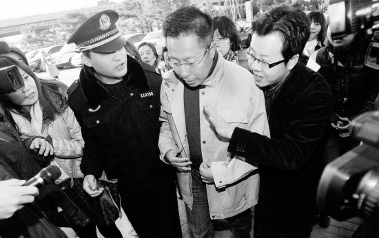 李阳刚进法庭就被媒体团团围住