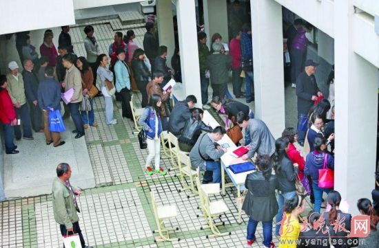 在昨天的登记现场，众多家长正在排队。 宋峤 摄