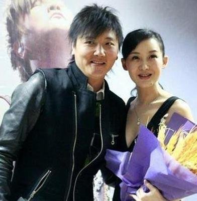 曾经恩爱的两人如今对薄公堂