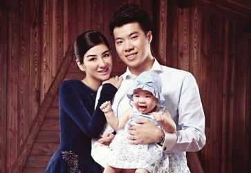 黄奕一家三口 资料图片