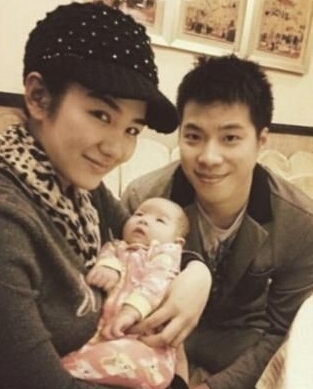 黄奕黄毅清昔日恩爱照