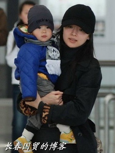 董洁抱着儿子外出。