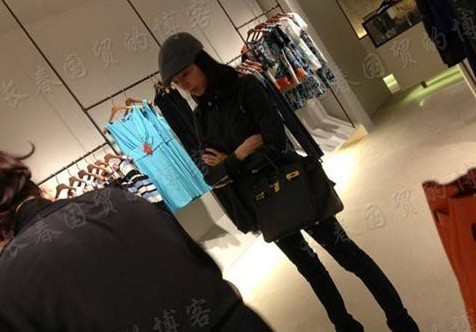 董洁现身大连购物。