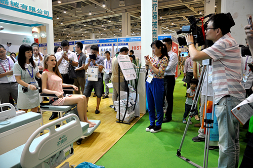 护德尔受瞩目 几十家国内外媒体争相报道