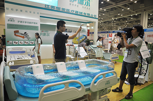   护德尔受瞩目 几十家国内外媒体争相报道