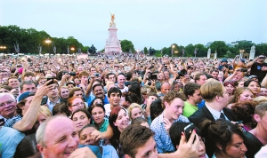 7月22日,在英国伦敦白金汉宫外,民众们争相阅读“王室宝宝”出生的正式公告。当日,英国凯特王妃在伦敦市中心圣玛丽医院顺利诞下一名男婴。 新华社/法新