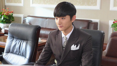 于小彤西服扮相褪去青涩