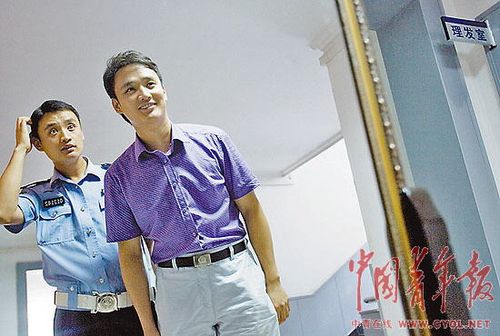 看着时尚的双胞胎哥哥，小孟撸了撸自己的头发。他说，忙起来时会忘了刮胡子