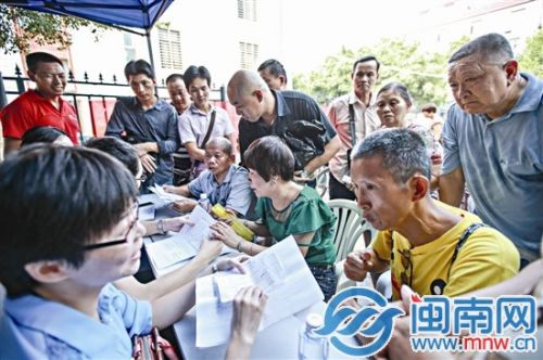 市民排队咨询律师